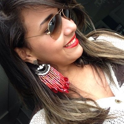 Aquariana, estudante de direito, colorada. Seguidora e encantada pelo incrivel mundo da moda. Designer de bijuterias, e apaixonada pelo que faço.