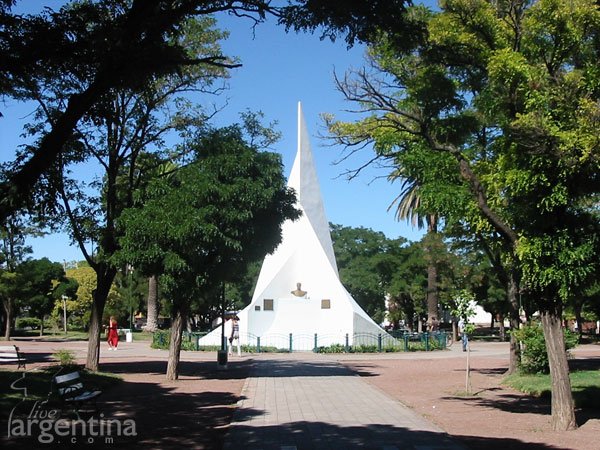 Soy la cosa punta coso celeste y blanco nose pero estoy en la mitad de la plaza molestando.