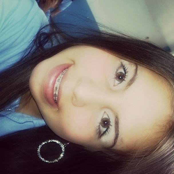 Ventritresdefebrero*-*/ con la cara en alto.-.