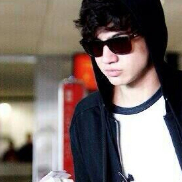 follow @5sosfollowalarm for follow updates and dms :)
