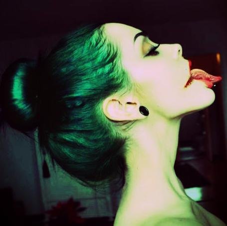 20. Básicamente, la mezcla de lo mejorcito de Gotham. Llámame Harlequin o como te de la gana.// Maulla para mí// #Bi #DC #RP #FreeRol