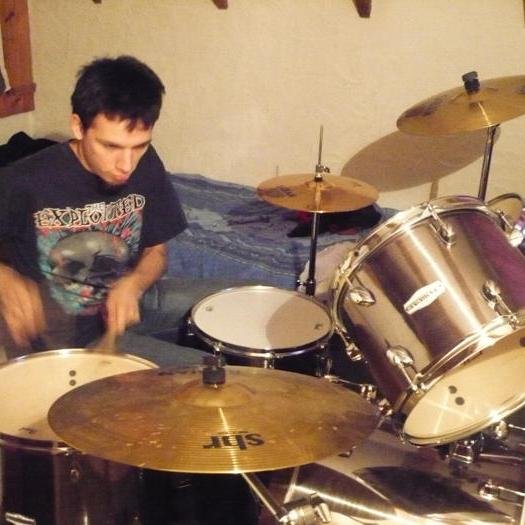 OverAndOver_86's profile picture. Fantático de Green Day, amante del Metal, baterista, compositor