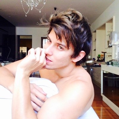 “A cada noite antes de dormirmos, mentimos a nós mesmos com uma desesperada esperança que, ao amanhecer, tudo será verdade.”