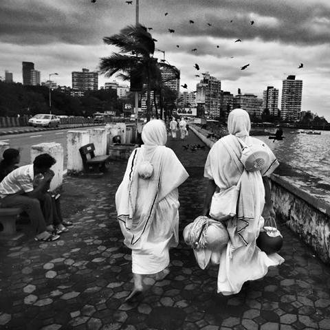 Street Photographer: Taking real photographs of the people on the street of many cities.