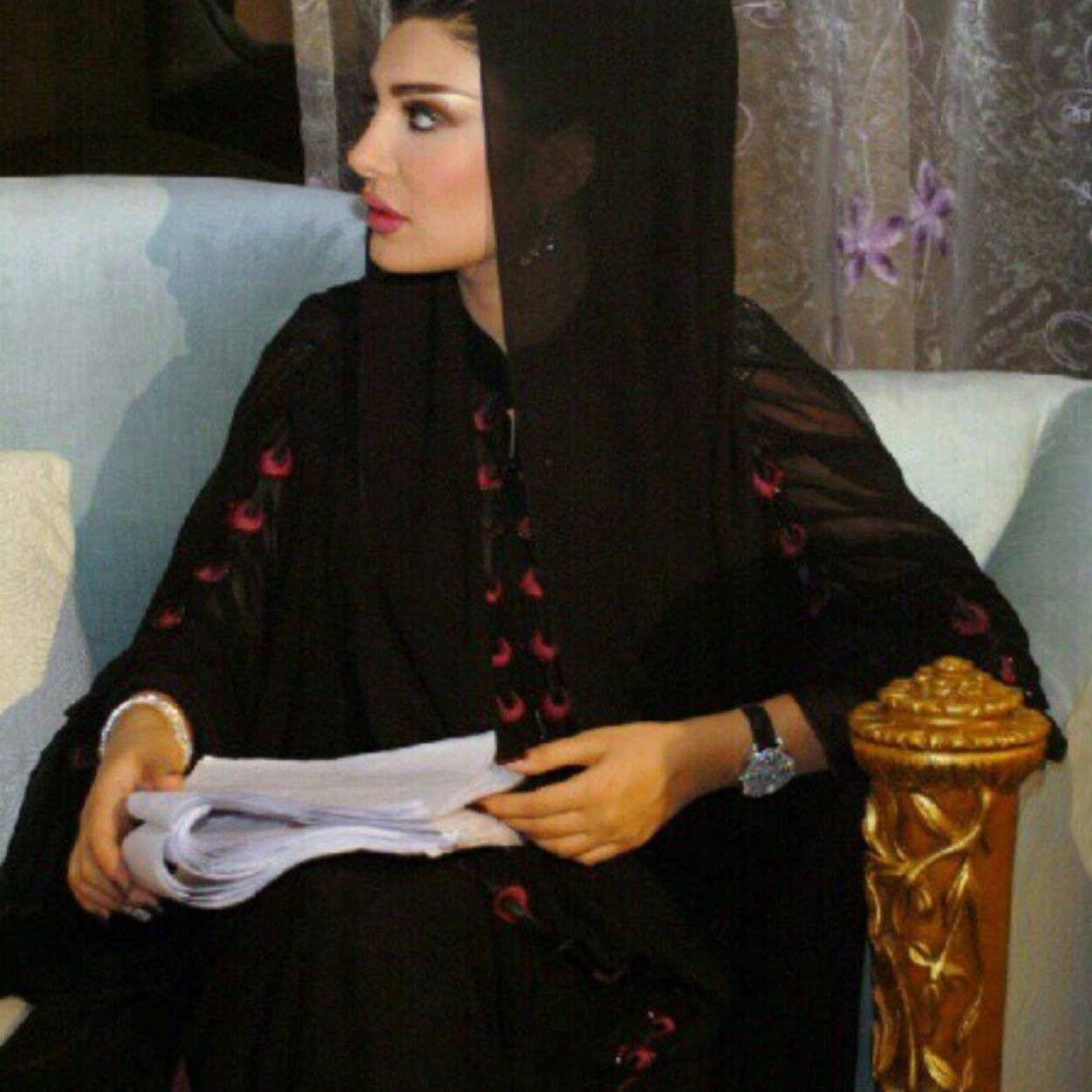 صاحبه السمو الملكي علياء ، متذوقه للشعر الغزلي ، انيقه و رزينه تتجلا معنى كلمة الفخامة فيني رمز للانوثه الطاغيه #الي_مايعتبرني_ملكته_لا_يضيفني