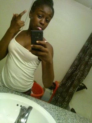 EmonneeS32's profile picture. 