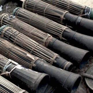 Etnomusikolog: belajar dari fenomena organisasi suara dlm kebudayaan. Grénék adalah konsep estetika musik Melayu: ornamentasi pada nada2 pokok sebuah lagu.