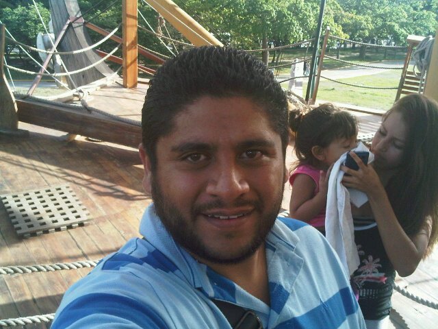 Venezolano, Hijo de Soraida, Padre de Daniel, Diana y Maria y con la mejor profecion Tecnico de Sonido