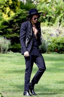 Follow @ArmyOfHoranx because she gives you this free follow