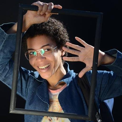 Sou uma velha em um corpo jovem.
Sou um ser antigo, já nasci antiga e me criei de forma antiga.
Mas mesmo com todas as minhas complexidades sou muito feliz.
