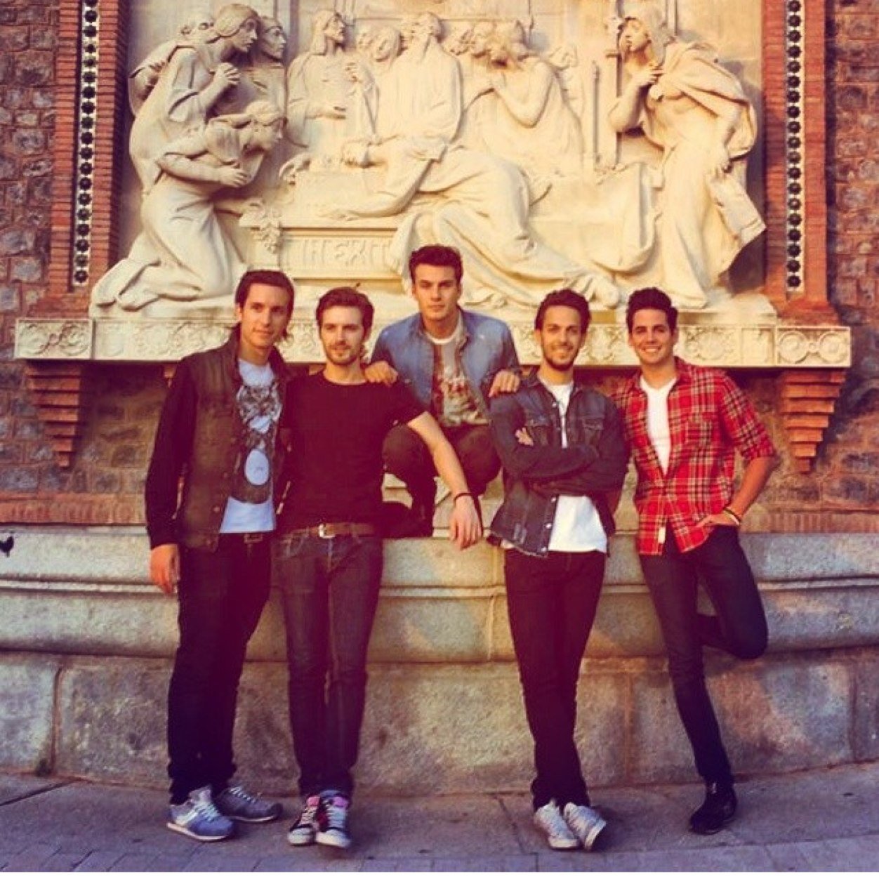 «aunque muera por las ganas de volver a caminar junto a ti»            gracias @dvicioficial  3/5    {Nuria, Angie}