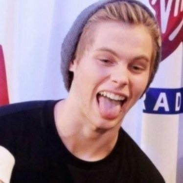 make sure you're also voting to VMA and TCA // follow me on @lukegaroto