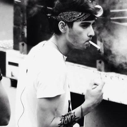 ''Eu posso cair e me machucar, mas eu te garanto, no chão eu não fico!
- Zayn Malik ''.Directioner ♡★