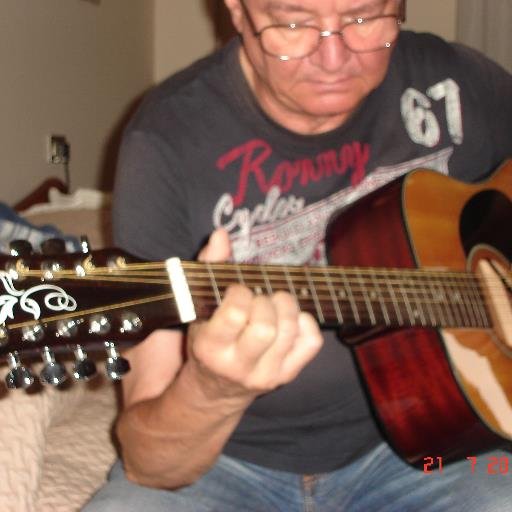 musicista,grande passione per il country,accordature aperte,stile Leo Kottke, John Fahey,Paul Simon.Preferenza per acustiche 6 e 12 corde.