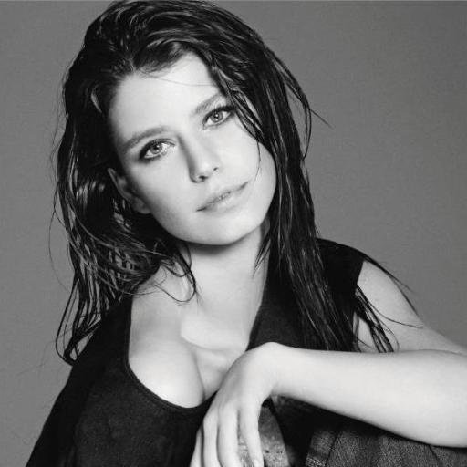 #BenimDünyam Beren Saat'den ibaret.