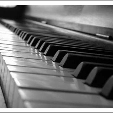 Profe de 🎼🎹       Sagrada Familia Silla.