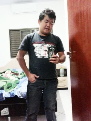 Twitter Oficial.  21 anos, universitario, Sagitariano, extrovertido, agitado, adoro fazer amizades, mas sou muito na minha.
Adiciona e me conheça ;D