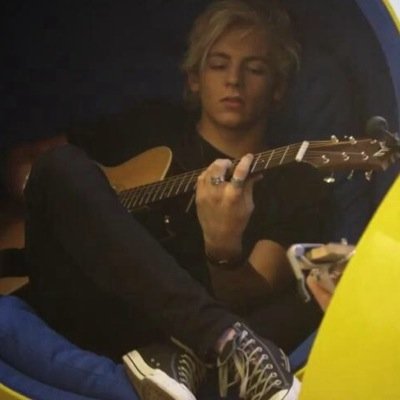 Hola i'm Ross !! I am in a band R5 ;) and most people know me as Ross Horny Guy ;) hehehehe Single/Looking