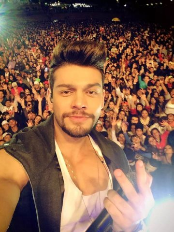 Esse sorriso me faz sorrir ,a sua voz me acalma , suas manias eu amo , ser sua fã me da orgulho ♥A culpa é do S.J ♥