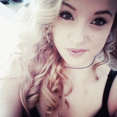 17, 5ft2 ,music lover, pizza loving adrenaline junkie! hiddlestoner !  slinky + escalator = everlasting fun! girl gamer!!