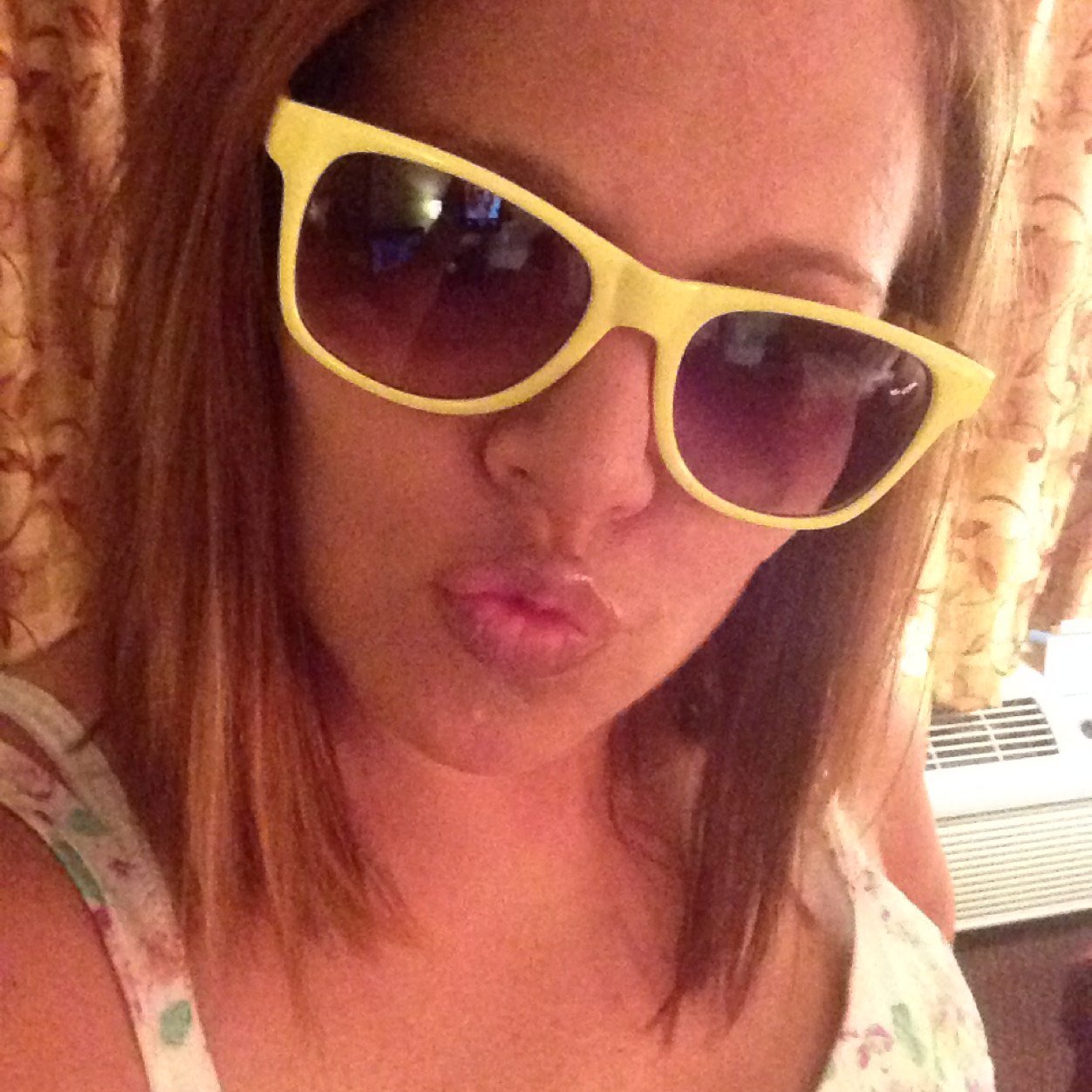 ElizabethBroz's profile picture. 