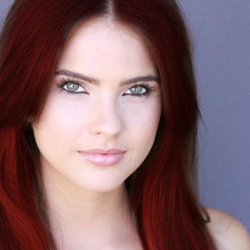 NoraGrey_CB's profile picture. Pelirroja de 17 años. Soy algo introvertida y mi compañero de biología me llama 'Angel'.// #HushHush