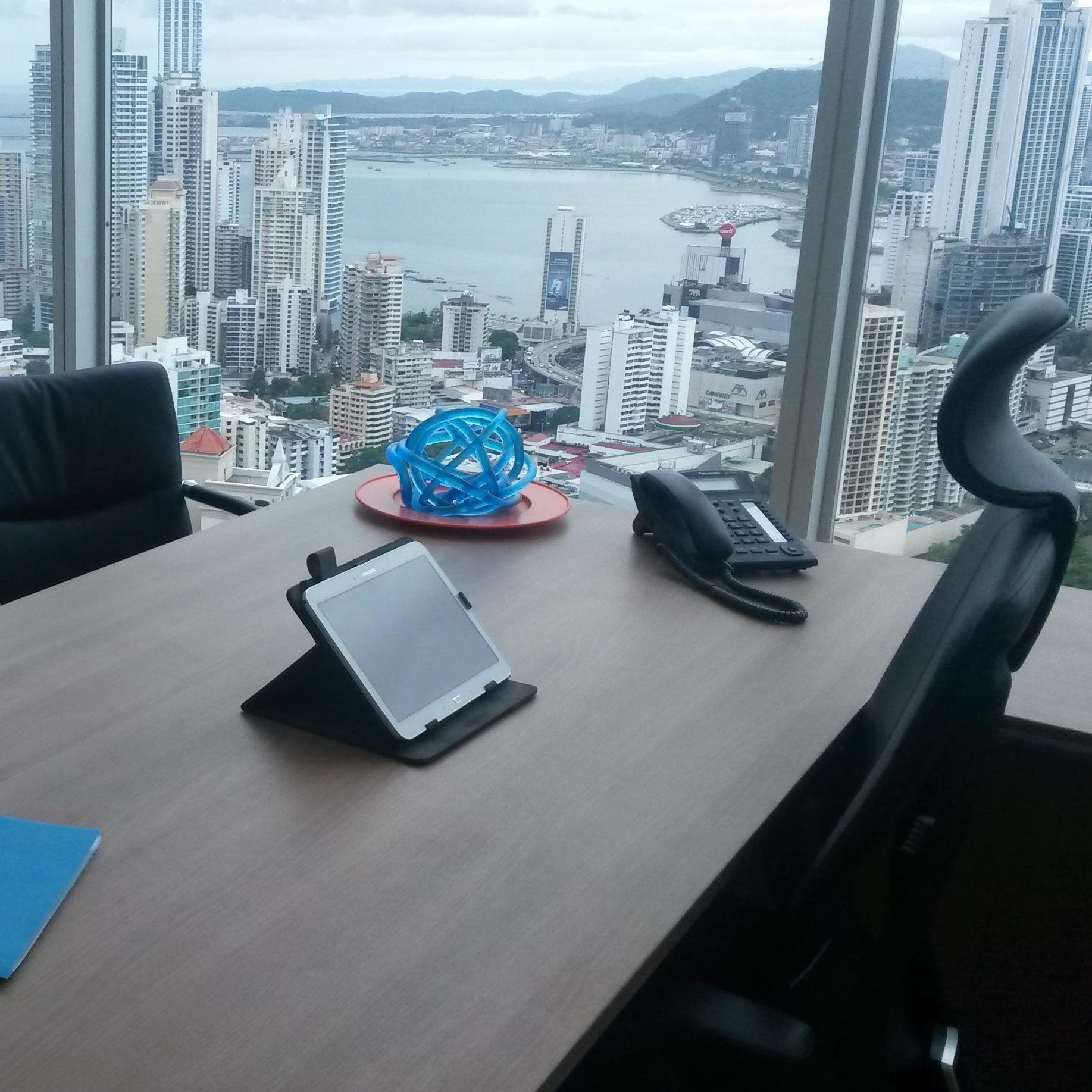 TU CENTRAL DE NEGOCIOS! Oficinas ejecutivas en alquiler, con vista al mar o a la ciudad. Amobladas desde $600.00 Todo Incluido! Disponibles ya!