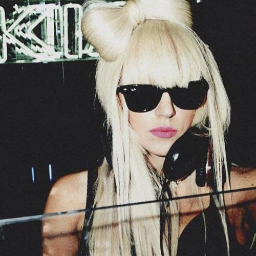 Simplesmente essa diva foi escolhida: Lady Gaga, para ser a Rainha do pop,ela que me dá um sentido para viver.