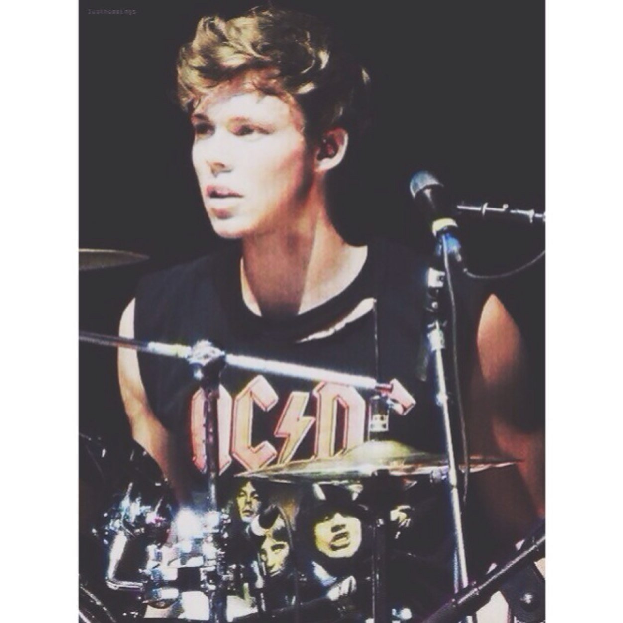 fun fact for you: ashton irwin and niall horan ruined my life (in a good way) April 17th 2014