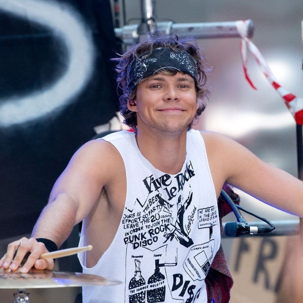 HEY YOU SHOULD FOLLOW @nirvana_lashton
AND ASK FOR A FOLLOWBACK OKAY THANKS BTW SHE HAS A CALUM FOLLOW