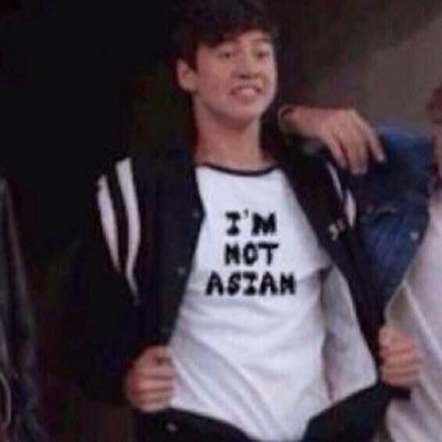 ☾Hi sweetie, please follow @tooweakheart bc she gave you this free follow, ask for fback and ask for a dm to 5SOS or The Vamps if you want☽