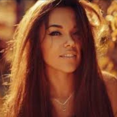 FeaturesBest's profile picture. Everyday I will present a persons best feature starting at 100 followers!