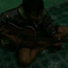 kadang aku bersikap bodoh agar temanku bisa tersenyum :D