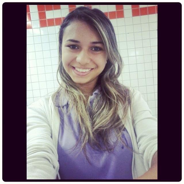 Garota cheia de sonhos. Que luta para seguir a vontade  de Deus na sua vida.