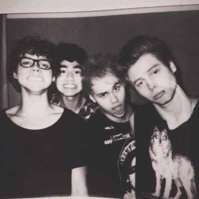 free follow from @virtuestyles & @ErinHolly5SOS in return could you follow them? also, rt this? https://t.co/RloZO4cQO4