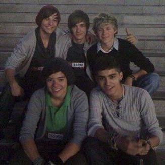 Directioner and belieber,brasileira,morena e baiana!!
Me sigam meus amores.xx