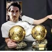 ME LLAMO HIRSIG TENGO TODA LA FACHA SOY FIESTERO Y ES LA QUE VA Y TENGO 2 BALONES DE ORO, GANE UN MUNDIAL Y ANTES TENIA PELITO LARGO JAJAA