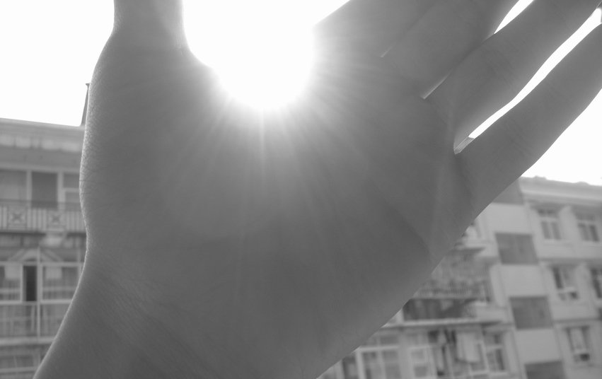 Life is tearing me to pieces.But deep in my mind,it was trying to collect them together. .. Stop falling...