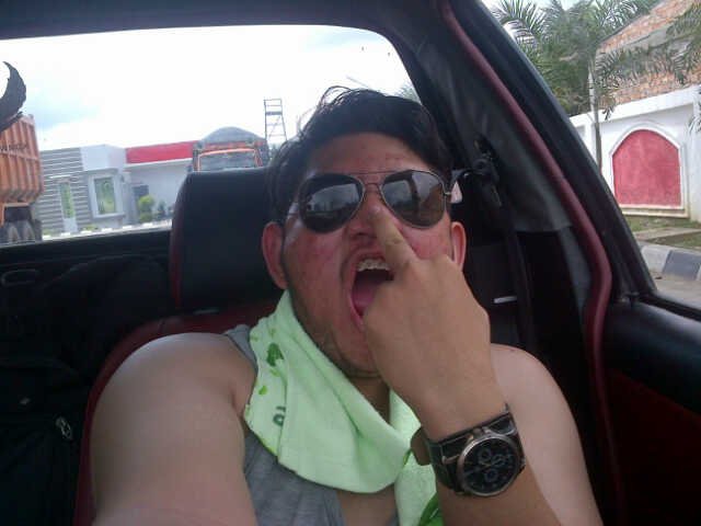 emer_dp14's profile picture. HIDUP ITU ...... HAPPY !!