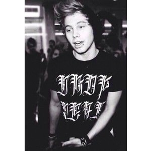 Hi im Luke. |@Fcketastic is my younger sis. @distxrbance is my older sis who tries to boss me around. Then Perrie is my nice sister who I love more.