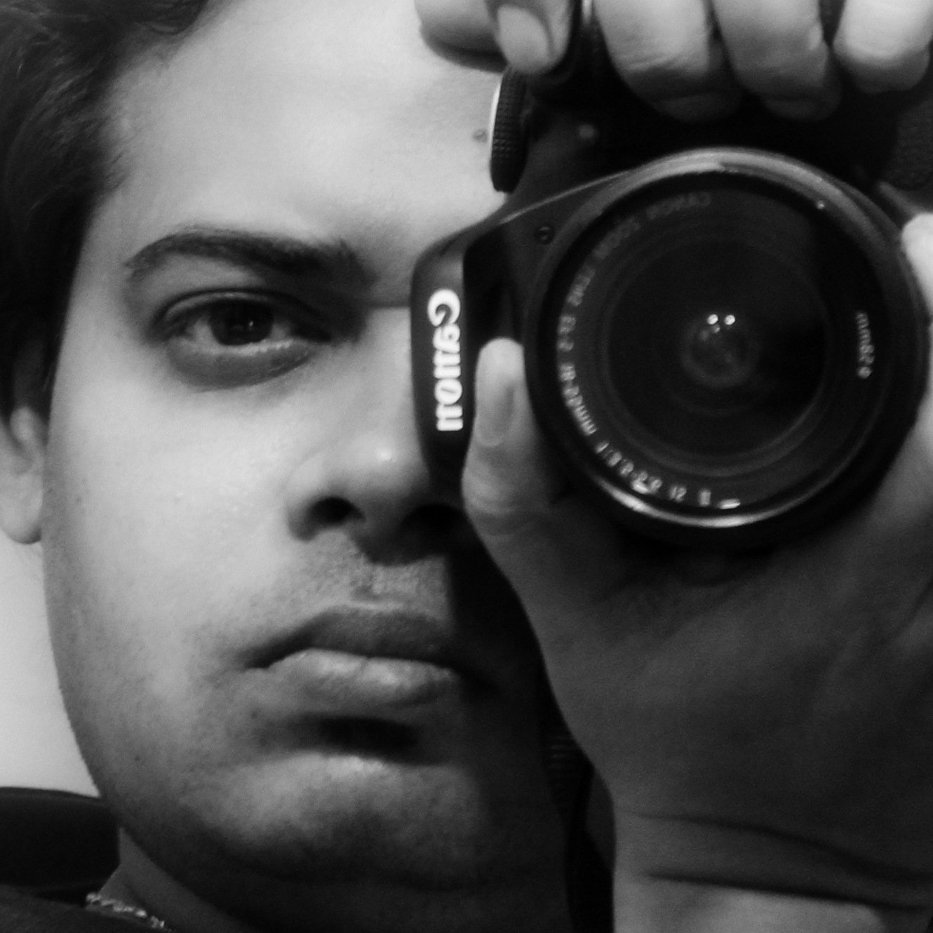Love to shoot people... Not with gun but with lots of Fun... Fashion Photographer. PortFolio Photographer. http://t.co/HJxW1qquJr...