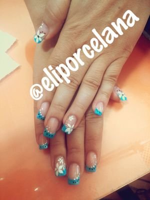 Uñas de porcelana y esmaltado permanente