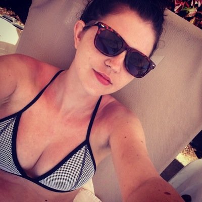 Copywriter & Digital Marketer. Lover of shoes and sun. Instagram - arielseyes