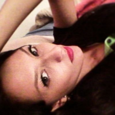 21, Noiva, futura enfermeira, idealista, gênio forte