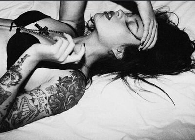 Missflaying's profile picture. Licenciada en soñar despierta.Doctora incoherente y experta sin licencia en amarte.Autodidacta de la vida, psiquiatra loca e ingeniera de sueños rotos.