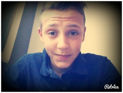Jeune adolescent de 16 ans débutant youtube et débutant gfx. Mais je suis aussi un gamer décerto et eSniping !