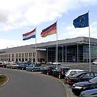 Vliegveld Weeze is een klein vliegveld in Duitsland net over de grens bij Nijmegen. Vanaf Weeze vliegen veel low cost airlines naar diverse vakantiebestemmingen