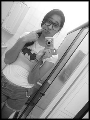 Elα é perfeitα, mαs tem inúmeros defeitos.
Elα fαlα αlto, gritα, dá gαrgαlhαdαs, mas se fαz de tímidα.
Elα é sαntα, mαs sabe provocαr ★
