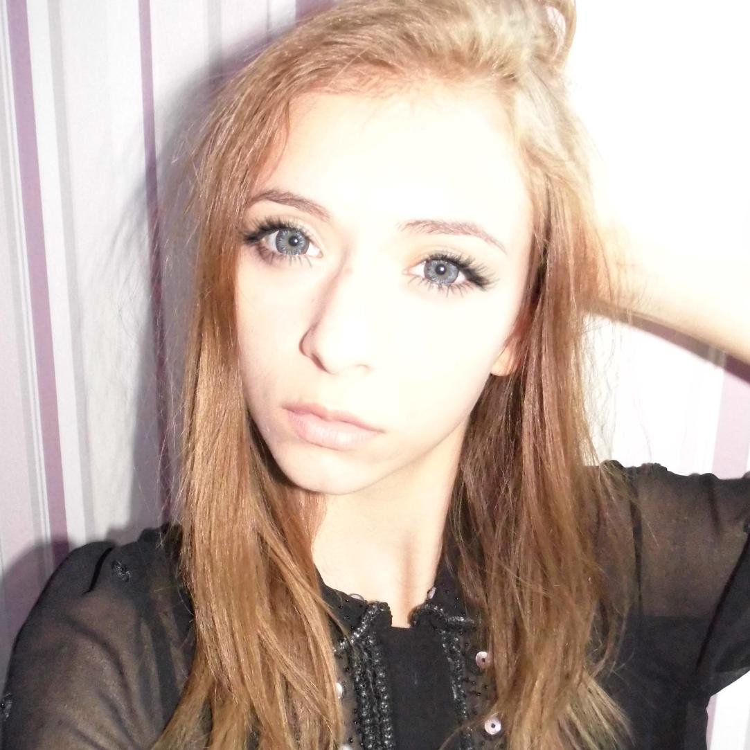 hi ! My name is Eleanor  but just El....  :) i'm 17 ... beginner Hungarian Singer ^^