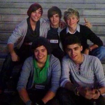 follow and i will follow back :) , Larry all the way :)
